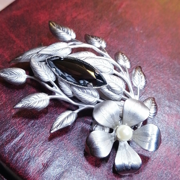 Semiprecious Stone Hematite, Fresh Water Pearl In Matt Silver Setting Brooch - Picture 6 of 6